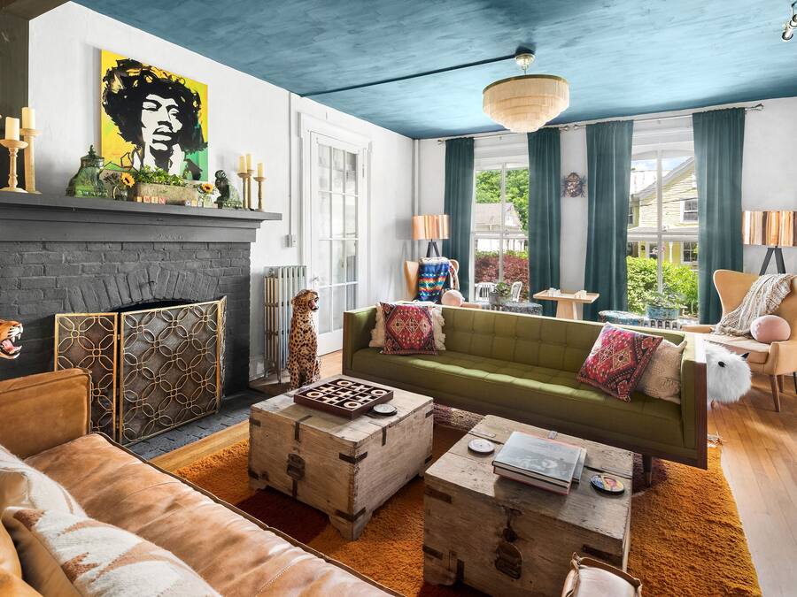 Books, music library, stereo