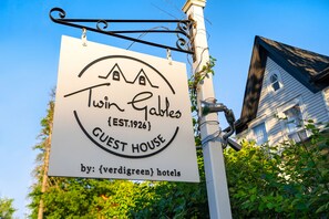 Exterior - Twin Gables of Woodstock (Woodstock)
