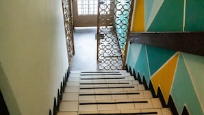 A staircase with a metal gate leading to a room labeled "Sala de Emergencia". - Hostal Casa Lantana Usaquén - Hostel (Bogotá)