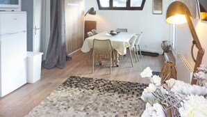 Un espai vital compacte amb zona de menjador, cuina i petit saló.