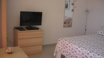 Een kluis op de kamer, een strijkplank/strijkijzer, wifi, beddengoed