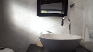 Standard Double Room | Bathroom | Shower, towels - Hostal Casa Lantana Suesca (Suesca)
