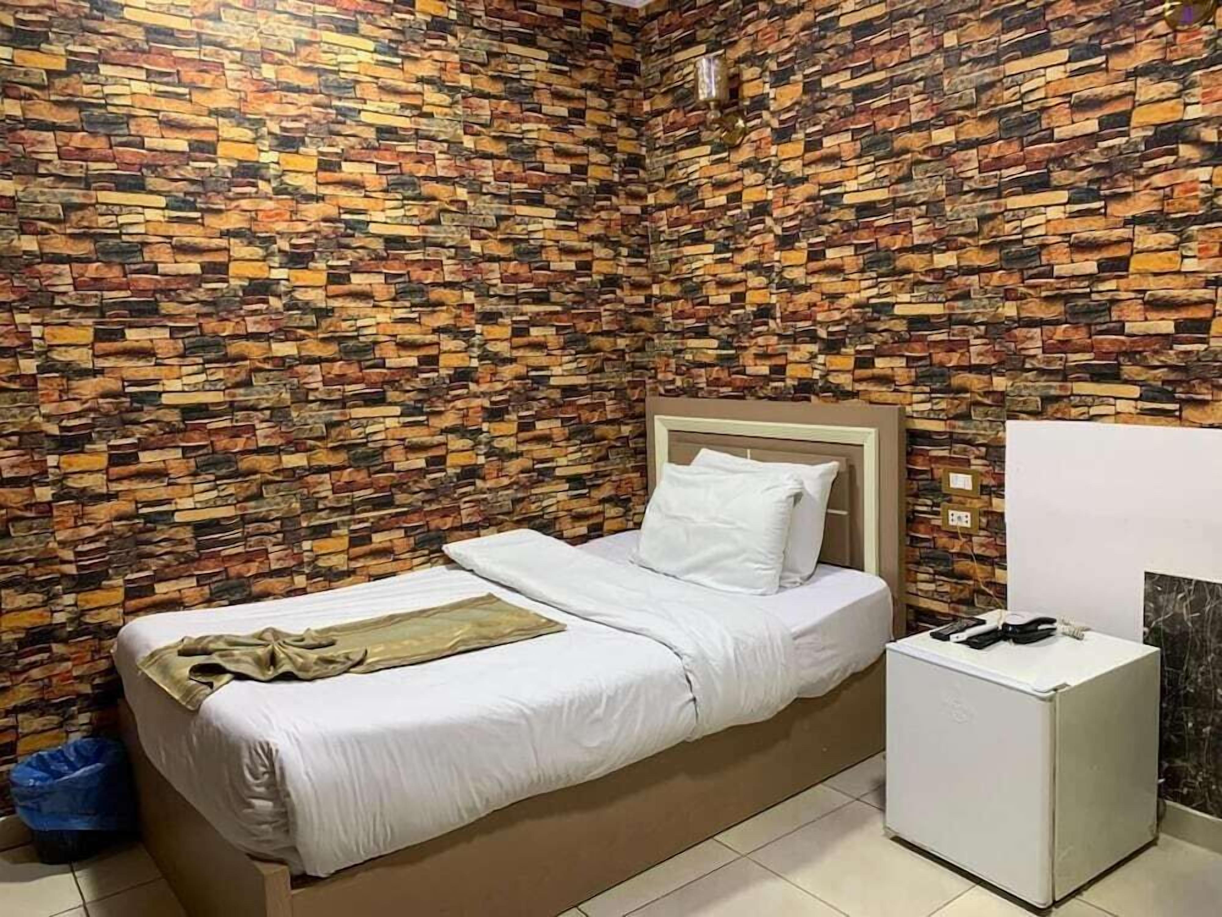In-room safe, soundproofing, free WiFi, bed sheets