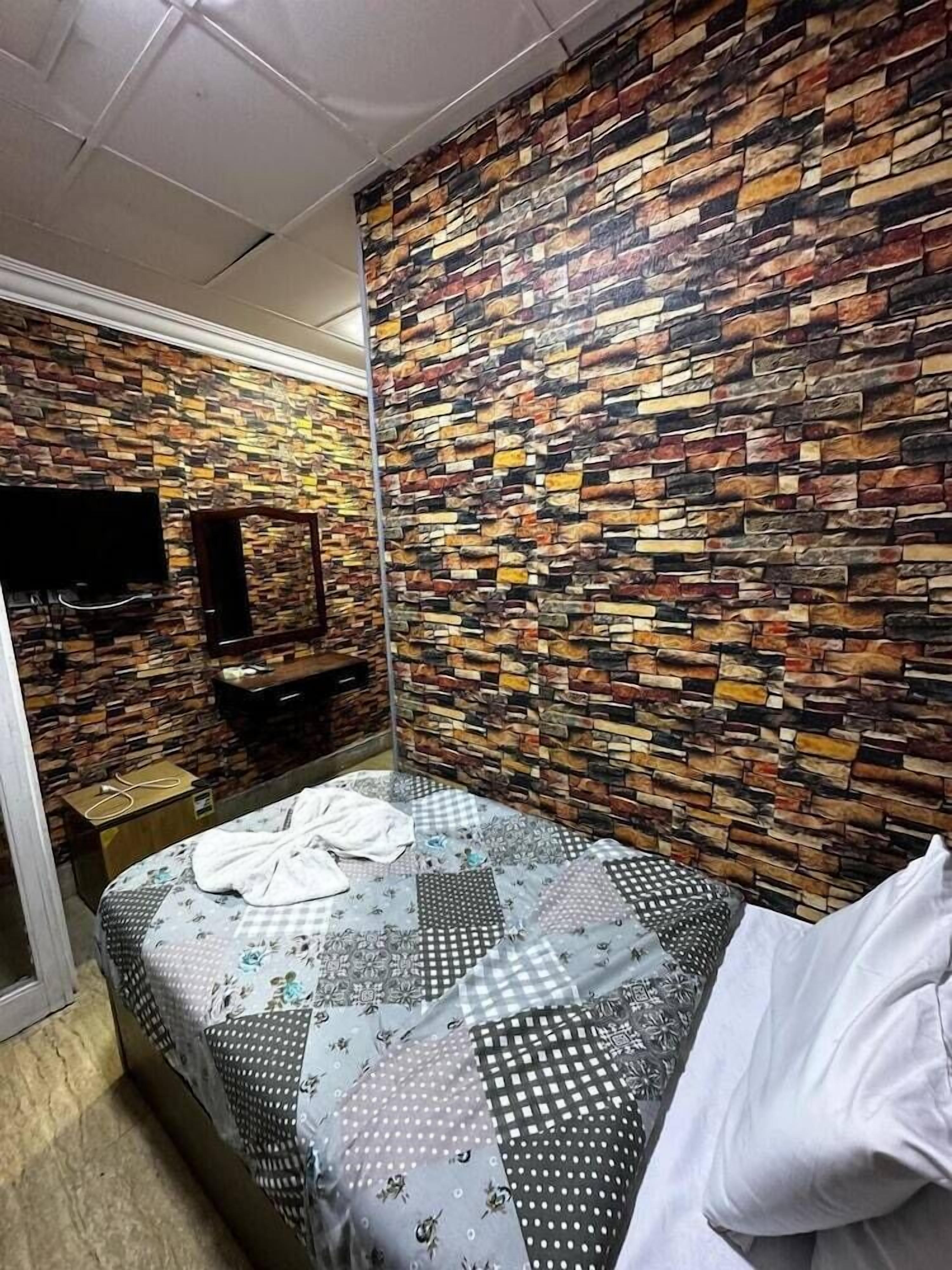 In-room safe, soundproofing, free WiFi, bed sheets