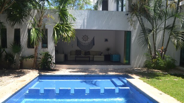 Outdoor pool - Hotel Borush (Cancun)