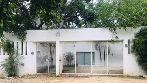 Property entrance - Hotel Borush (Cancun)
