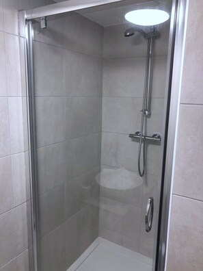 Basic Apartment | Bathroom shower - Liverpool City Homebase at York Street (Liverpool)