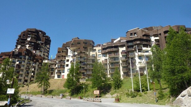 A residential building with multiple balconies and a clear sky. - Lovely 2-room apartment, slopeside, sleeps 6 (Les Orres)