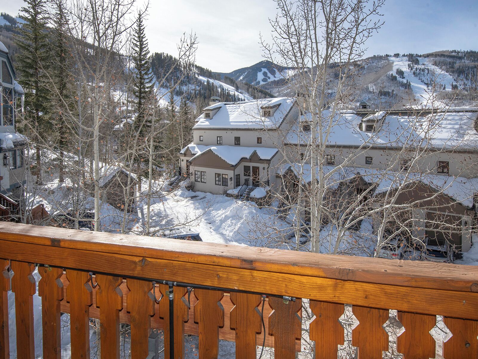 Une ville de montagne enneigée, avec un bâtiment remarquable doté d’un grand balcon.