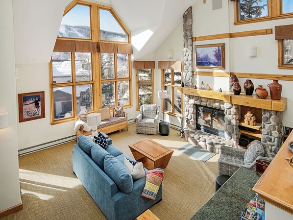 Televisie, een open haard en een stereo