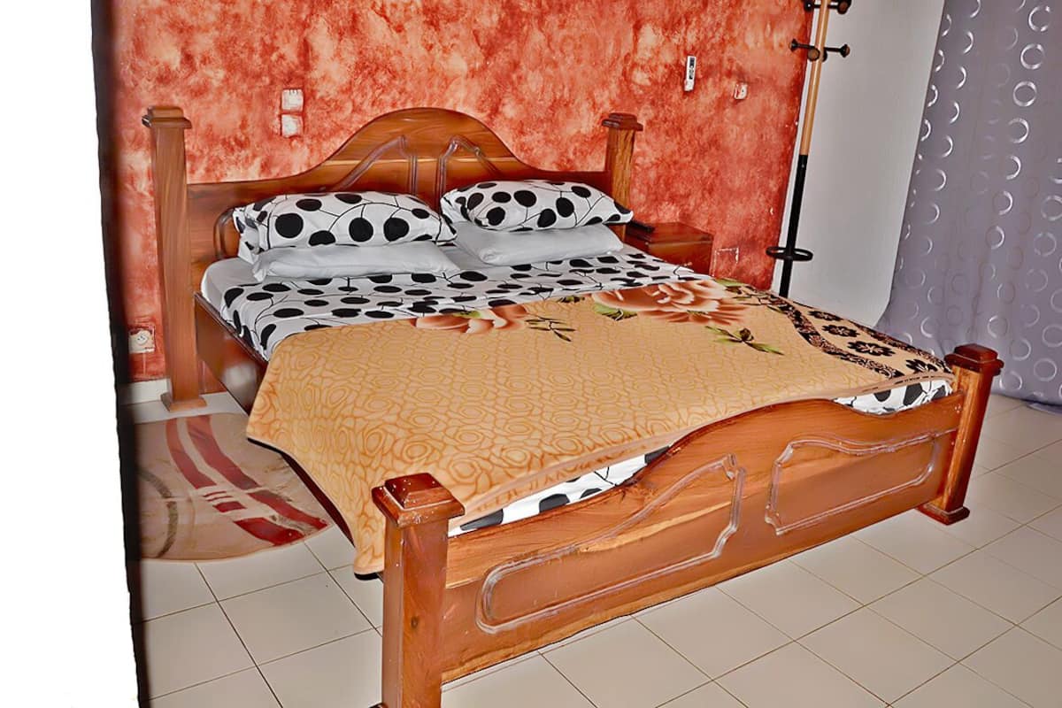 Luxury Suite | Desk, iron/ironing board (on request), WiFi (free), bed sheets