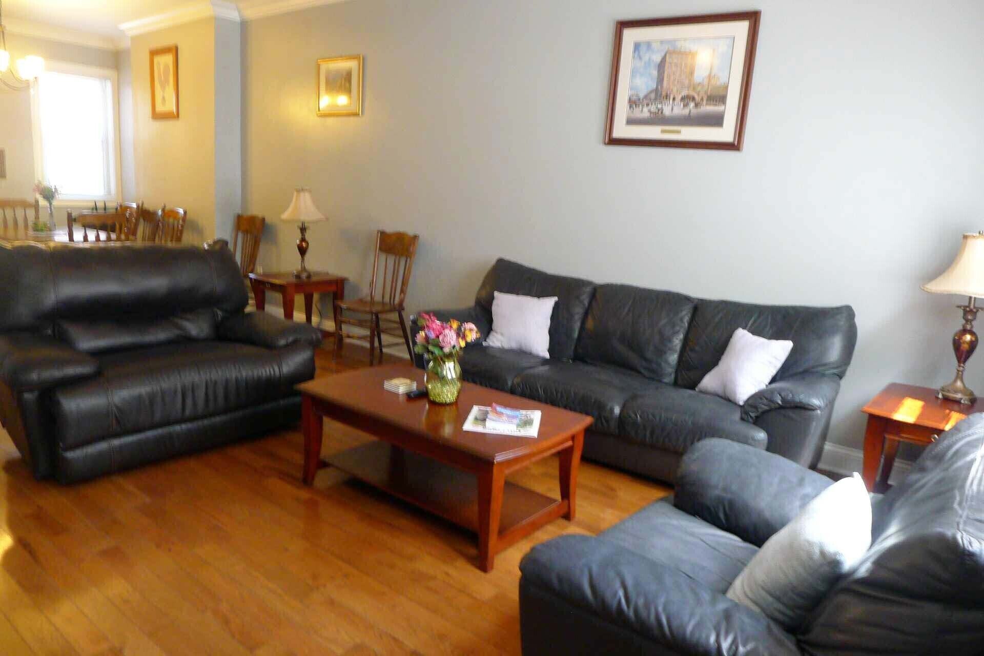 Heart of South Side w/ 3 free parking spots