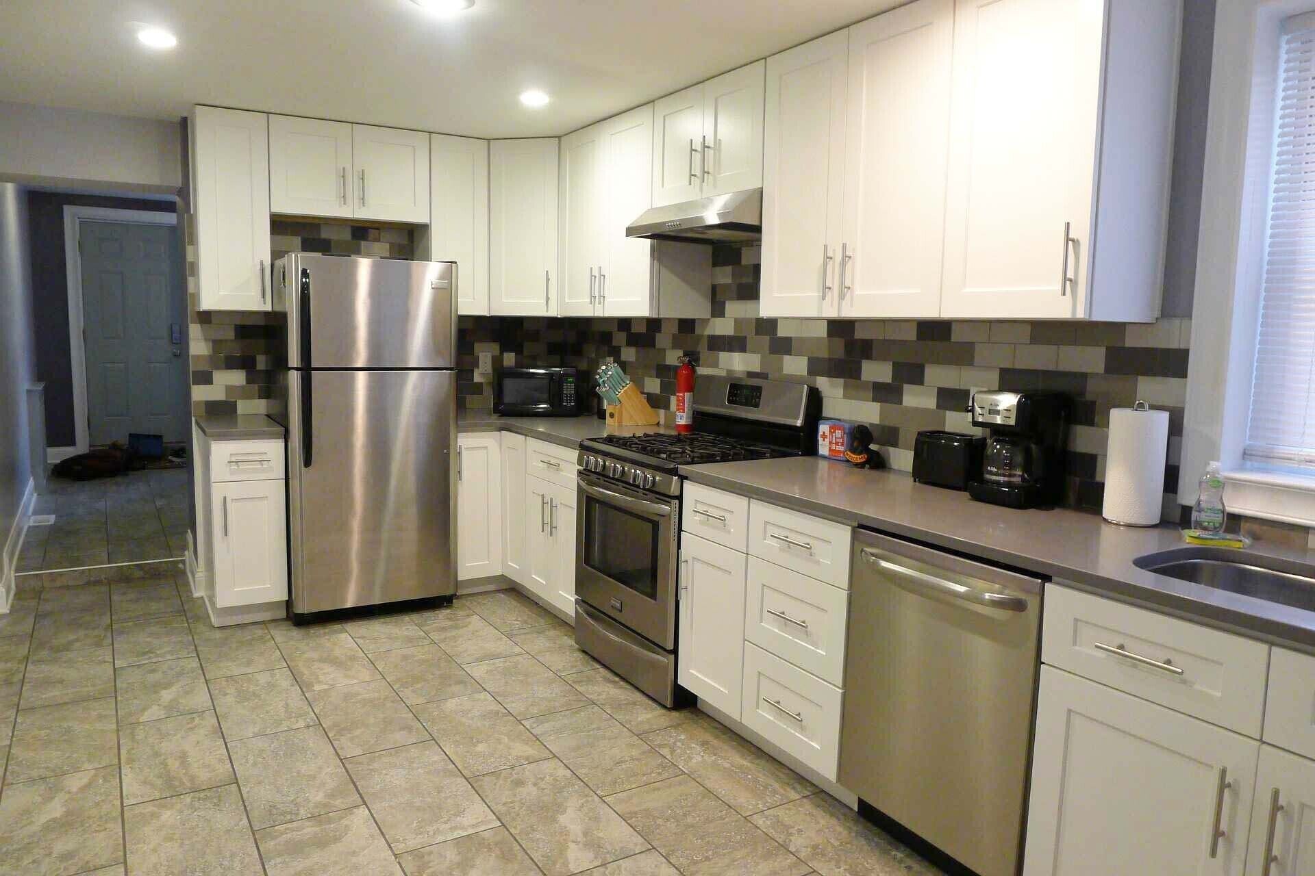 Heart of South Side w/ 3 free parking spots