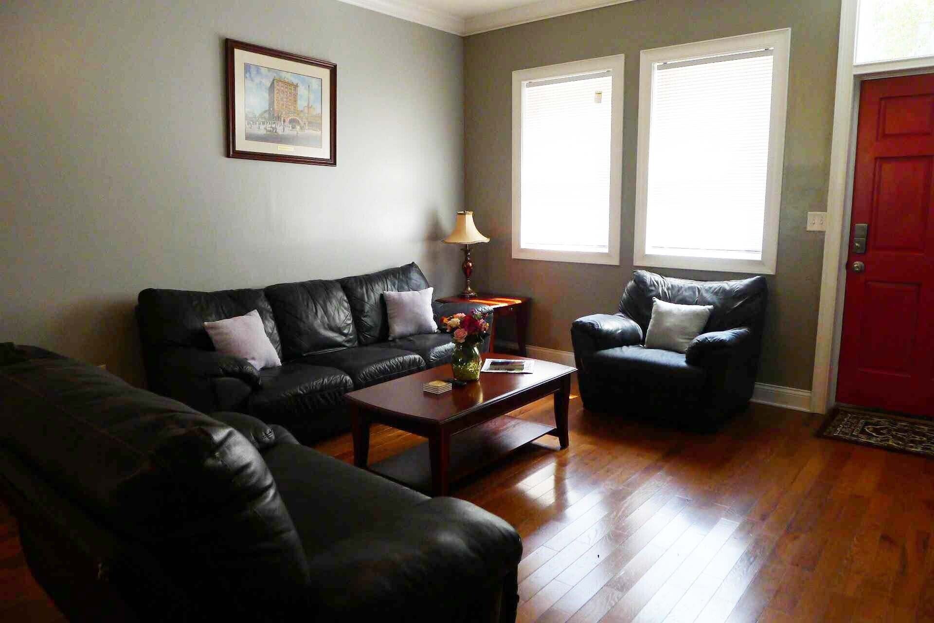 Heart of South Side w/ 3 free parking spots