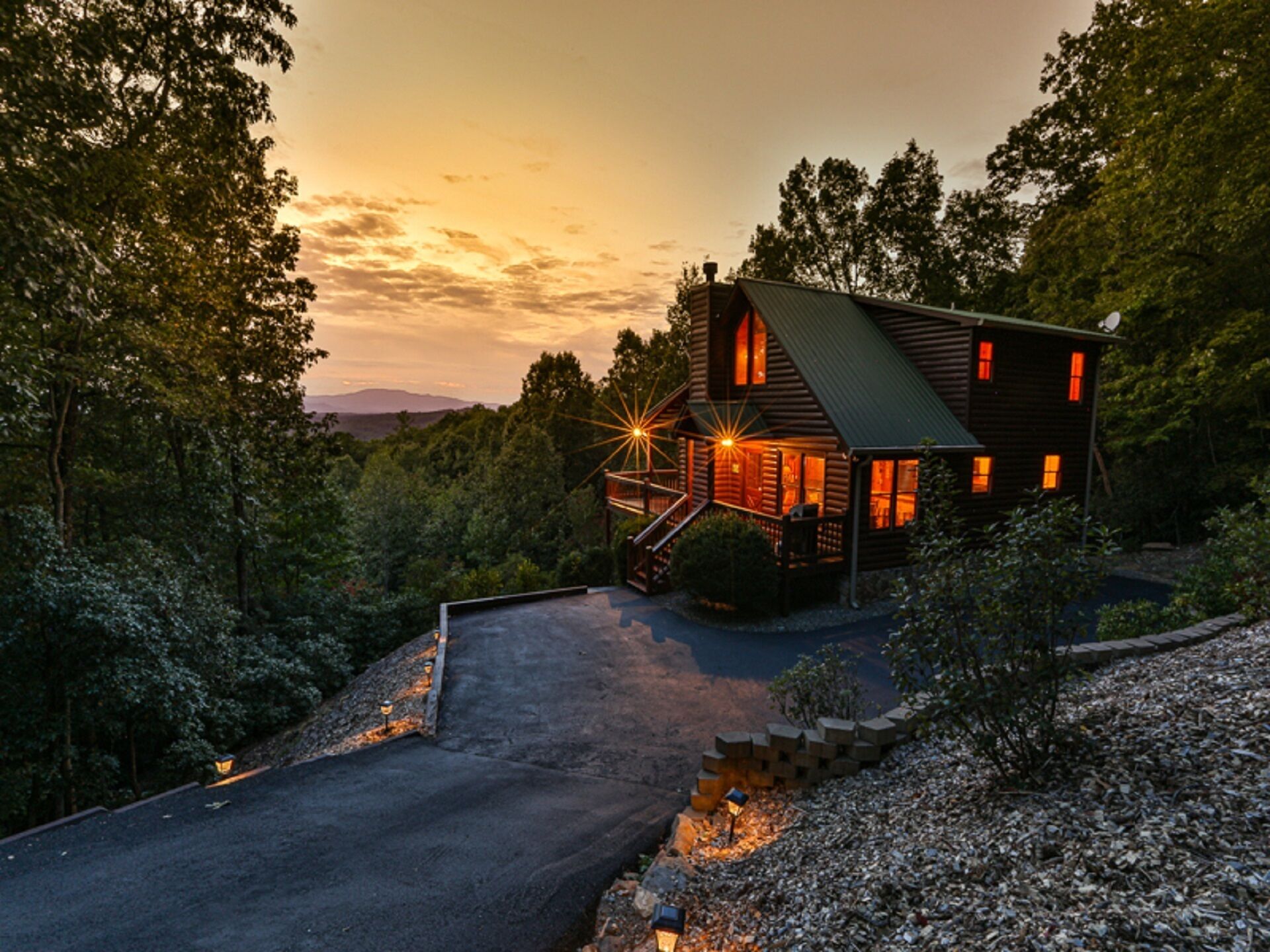 Nature's Loft - Sunset Mtn Views, Hot Tub, Dog Friendly