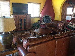 Televisión, chimenea y libros 