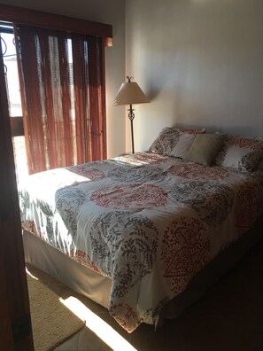 3 habitaciones, tabla de planchar con plancha, wifi y ropa de cama 