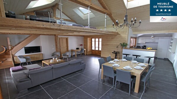 Télévision, lecteur de DVD, livres, vidéothèque