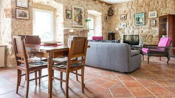 Una Smart TV, una chimenea