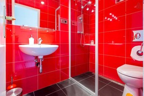 Combinazione doccia/vasca, vasca idromassaggio, asciugacapelli, bidet