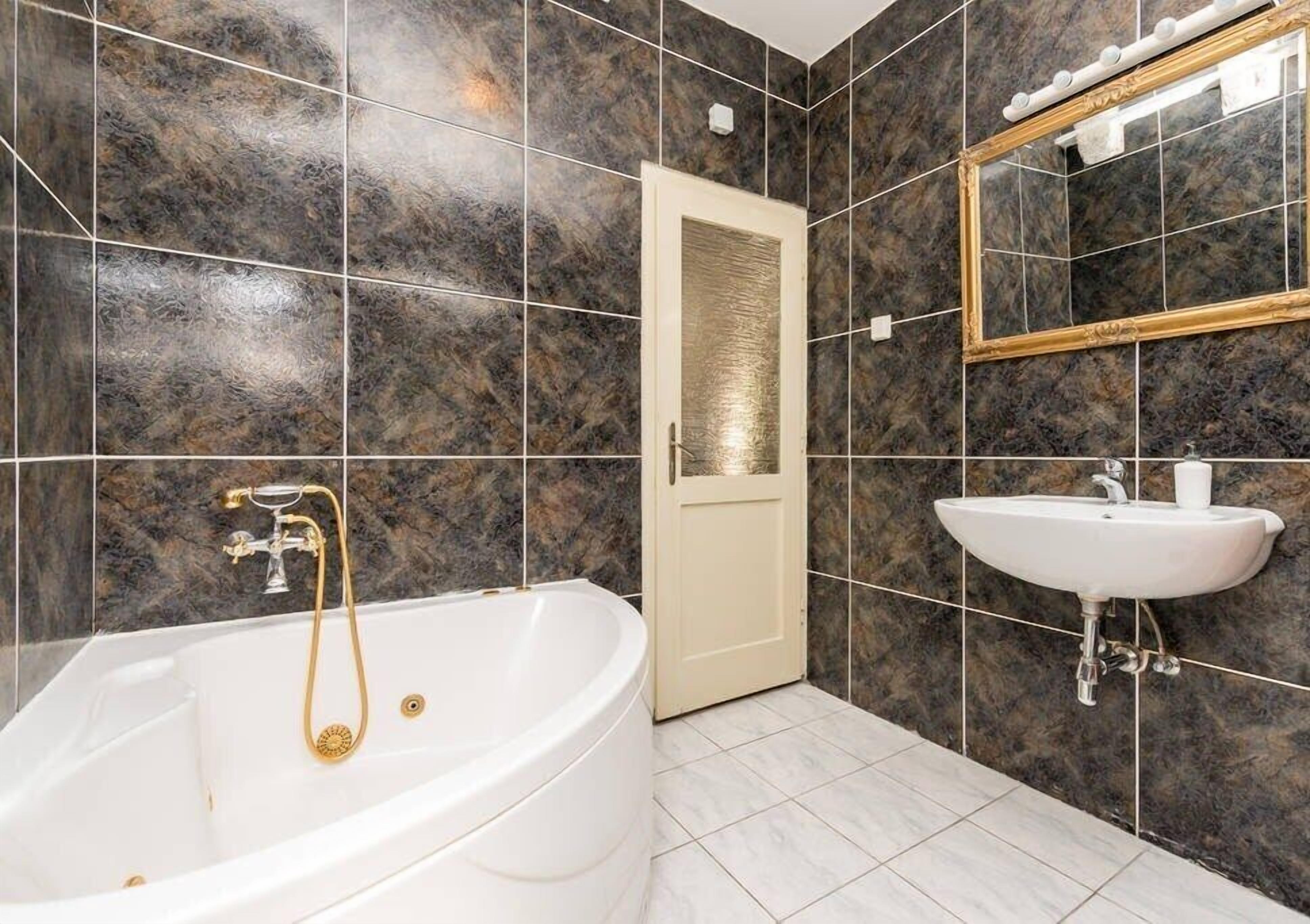 Duschwanne, Whirlpool, Haartrockner, Bidet