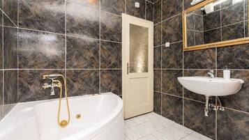 Duschwanne, Whirlpool, Haartrockner, Bidet