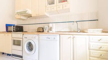 Køleskab, mikrobølgeovn, ovn, kogeplade