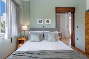 4 bedrooms, desk, soundproofing, iron/ironing board - Villa Razi 1935 | A Historic Luxurious Art Deco Villa (Loutraki)