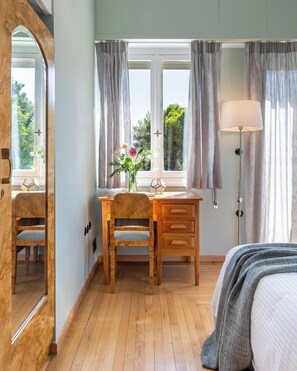 4 bedrooms, desk, soundproofing, iron/ironing board - Villa Razi 1935 | A Historic Luxurious Art Deco Villa (Loutraki)