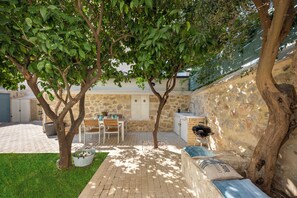 Outdoor dining - Villa Razi 1935 | A Historic Luxurious Art Deco Villa (Loutraki)