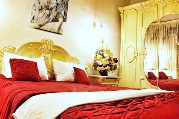 Family Room with Shared Bathroom | Soundproofing, free WiFi, bed sheets - Friends Hostel.Area B (Hebron)