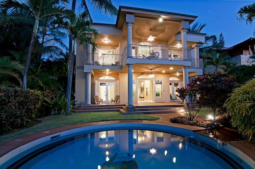 Private home with POOL & OCEAN VIEWS near BEAUTIFUL KAANAPALI BEACH