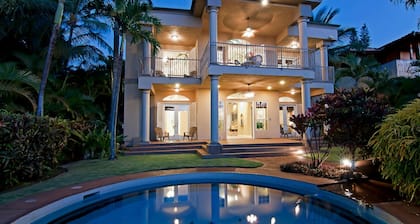 Private home with POOL & OCEAN VIEWS near BEAUTIFUL KAANAPALI BEACH
