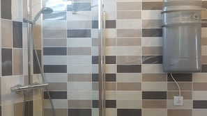 Habitación de diseñador-1 cama matrimonial o 2 individuales, baño privado (Chèvre 1 er étage) | Baño