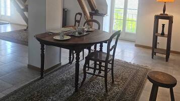 Romantic Cottage, Ensuite, Garden View | Private kitchen | Highchair