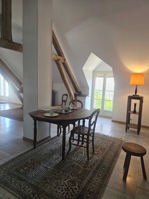 Romantic Cottage, Ensuite, Garden View | Private kitchen | Highchair - La Ferme de Flo' (Evry)