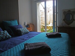 Double or Twin Room, Accessible, Garden View (COQ - RDC - PMR) - La Ferme de Flo' (Evry)