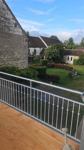 Romantic Cottage, Ensuite, Garden View | Terrace/patio - La Ferme de Flo' (Evry)