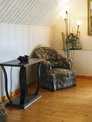 Familie-småhus, tilgjengelighetstilpasset, privat bad (Petite maison Mezzanine) | Lounge