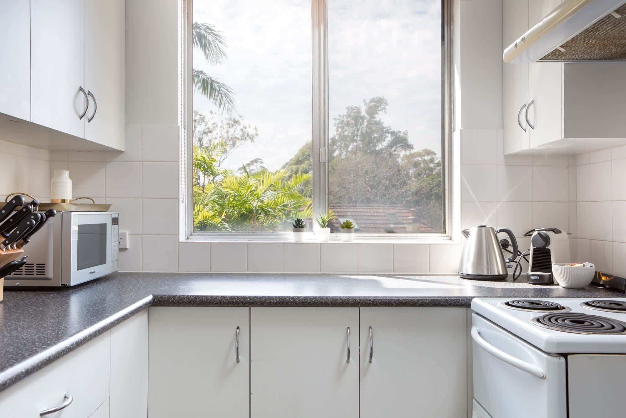 冷蔵庫、電子レンジ、オーブン、 コンロ