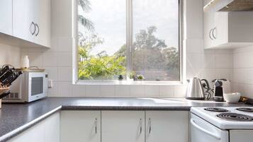 Een koelkast, een microgolfoven, een oven, een kookplaat