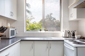 雪櫃、微波爐、焗爐、爐具