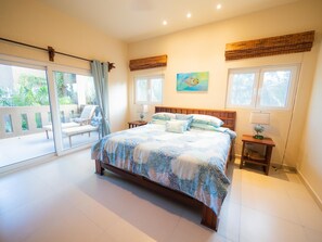 3 bedrooms, in-room safe, travel crib, WiFi - An Oasis in West End: Waterfront with Pool and Dock (West End)