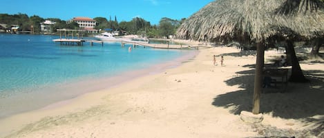 Ubicación cercana a la playa y toallas de playa
