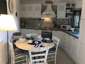Kylskåp, mikrovågsugn, ugn och spishäll