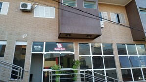 A hotel with a sign for 'Batata Grill' restaurant and lounge.
