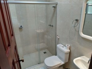 Shower, towels - Marinho Plaza Hotel (Capelinha)