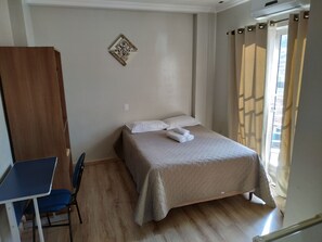 Minibar, Schreibtisch, kostenloses WLAN, Bettwäsche