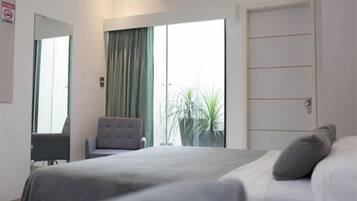 Quarto casal ou duplo básico | Frigobar, cofres nos quartos, cortinas blackout