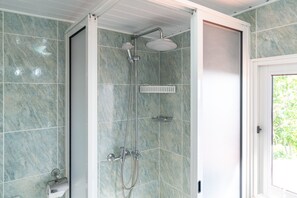 Dusche, Bidet, Handtücher, Toilettenpapier